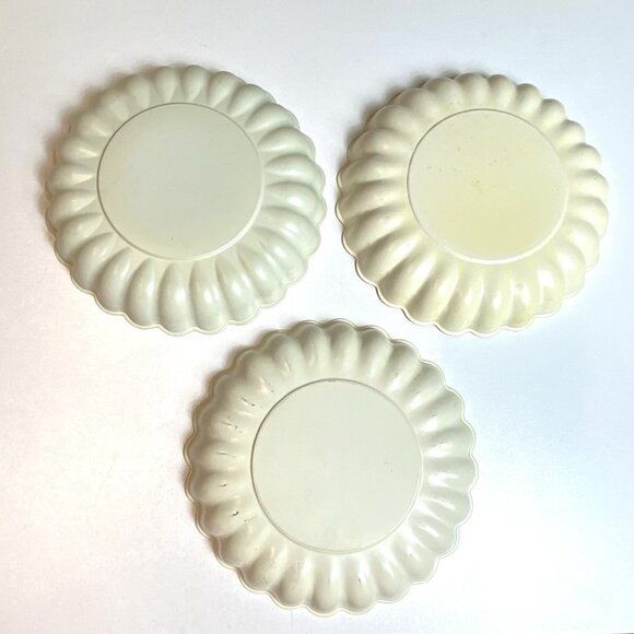 Vtg Christmas Molded Plastic Bowls Santa Poinsettia Candles Scalloped Set of 3 - Picture 5 of 7